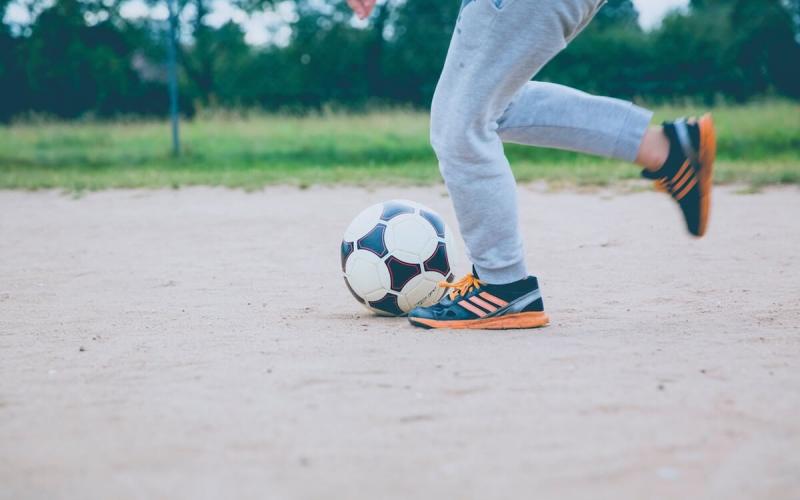 Persona gioca a calcio