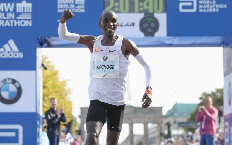 Eliud Kipchoge all'arrivo della maratona di Berlino 2018 