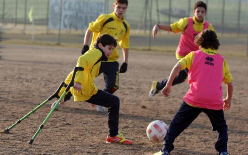 Francesco mentre gioca a calcio